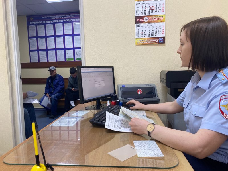 Сотрудники экзаменационно-регистрационных подразделений Госавтоинспекции восстанавливают документы, пострадавшим при пожарах гражданам на всей территории региона