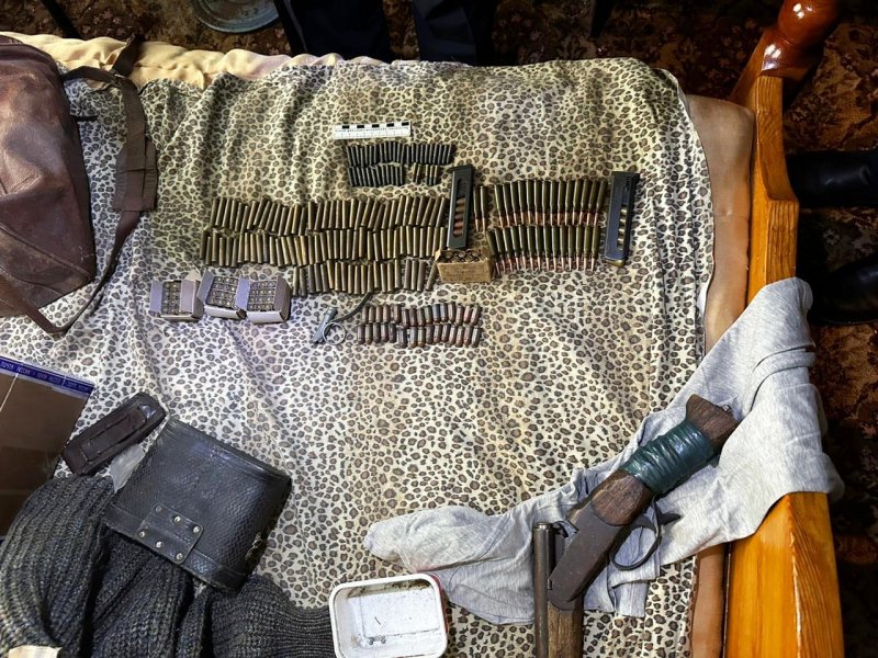 Накануне зауральские оперативники изъяли незаконно хранящееся оружие и более трёхсот патронов у жителя Шумихи